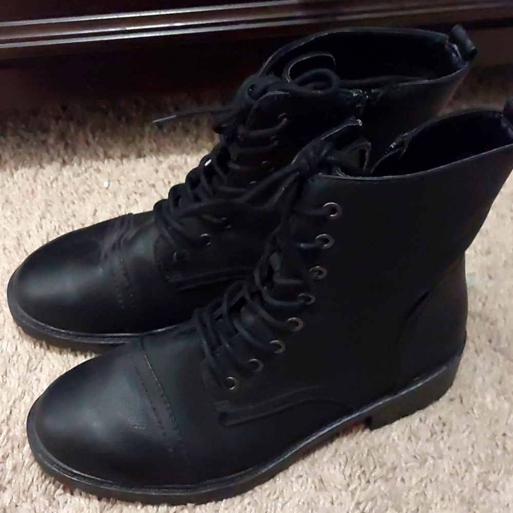 Universal Threads black combat boots